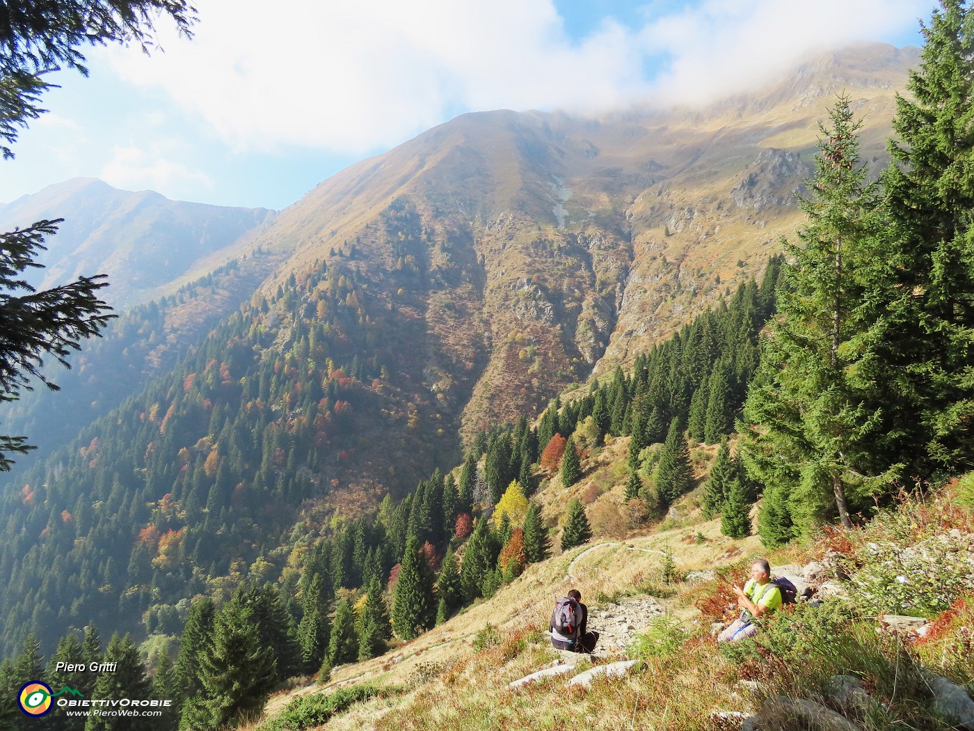 72 Saliti dentro le nuvole basse, scendiamo bsciati dal sole.JPG